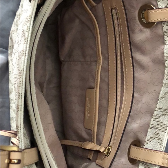 Micheal Kors purse - Picture 2 of 4